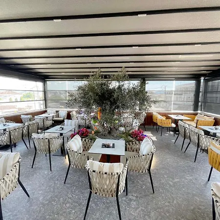 Hotel White Crown Kamez