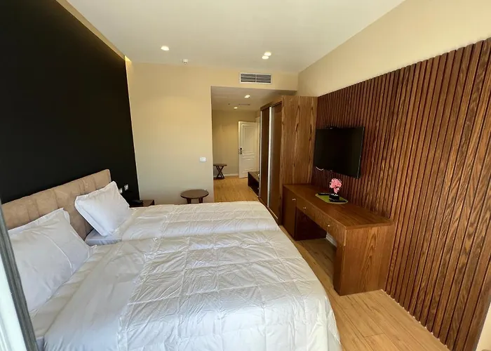 Hotel White Crown Kamez