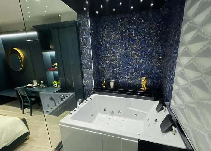 White Crown Hotel Kamez