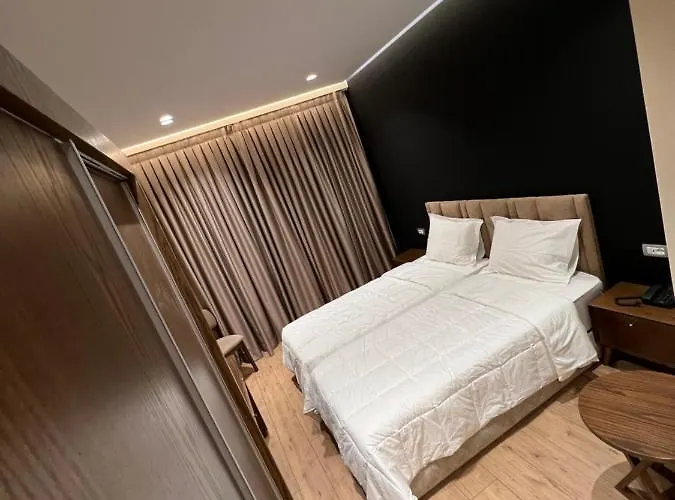 Hotel White Crown Kamez